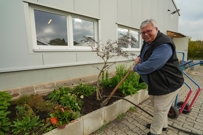 Der Leiter des Stadtgartenamts der Stadt Bayreuth, Robert Pfeifer, verrät im Gartentipp für den Oktober Wissenswertes über den richtigen Zeitpunkt, um Sträucher zu pflanzen. Foto: Stadt Bayreuth