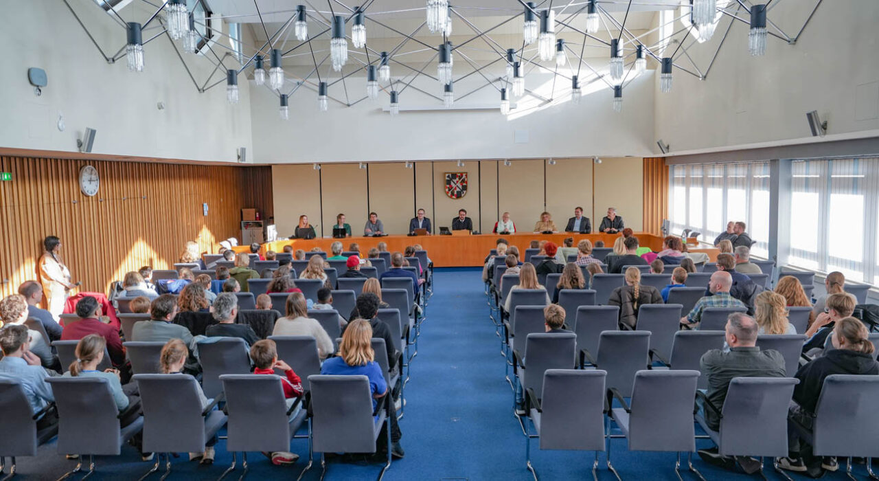 Zahlreiche Jugendliche sitzen im Sitzungssaal des Neuen Rathauses. | Foto: Stadt Bayreuth