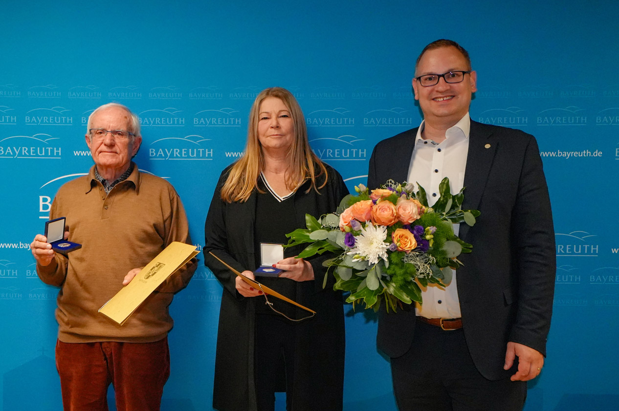 Bürgermeister Stefan Schuh mit den beiden geehrten Distriktsvorstehern. | Foto: Stadt Bayreuth