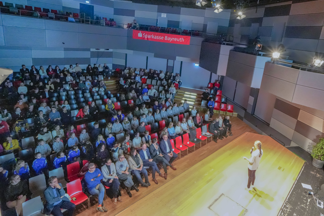 Am Donnerstag, 29. Oktober, wurden von Stadt und Landkreis Bayreuth rund 180 Schülerinnen und Schüler aus der Region Bayreuth für ihre herausragenden Leistungen im Rahmen der jährlichen Jugendehrung ausgezeichnet. Foto: Stadt Bayreuth