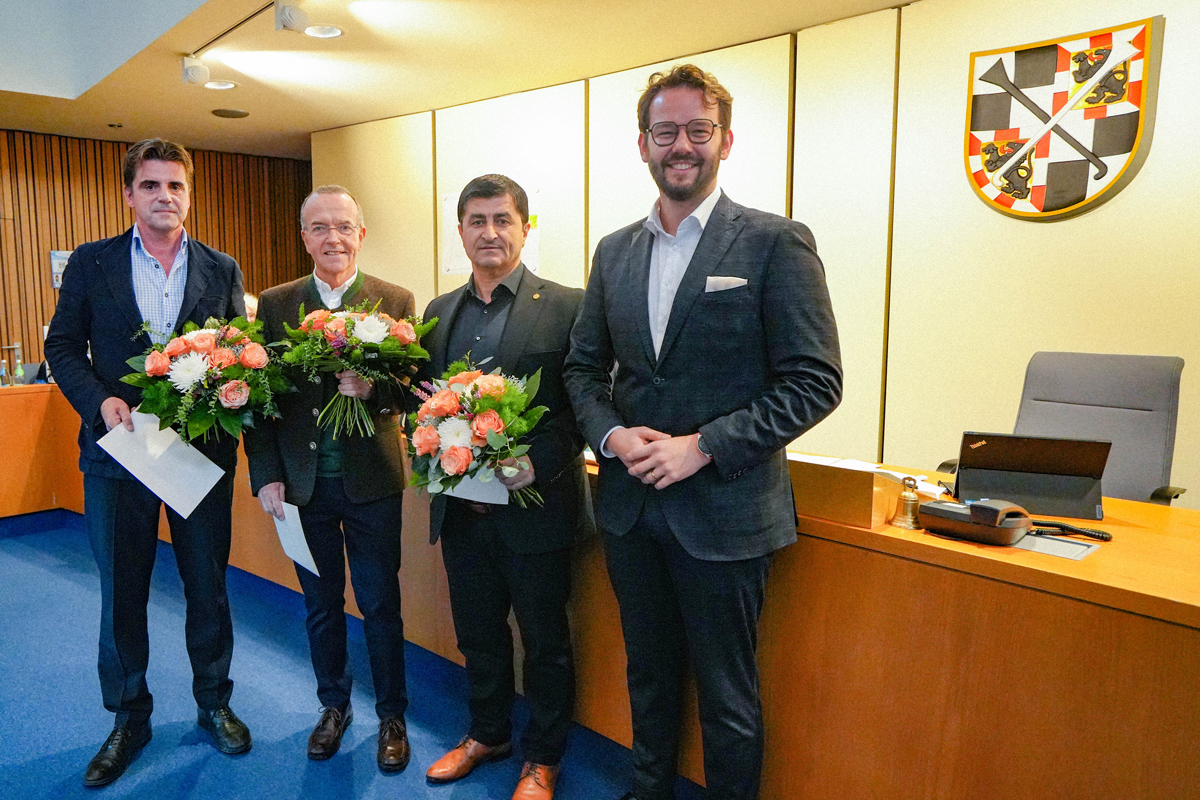 Oberbürgermeister Dr. Andreas Zippel überreichte an Halil Tasdelen, Dr. Stefan Sammet und Christian Wedlich (v. re.) die Dankurkunde für besondere Verdienste um die kommunale Selbstverwaltung. | Foto: Stadt Bayreuth
