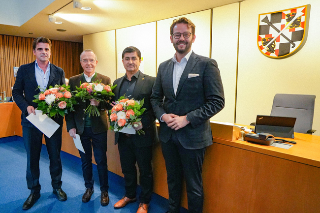 Oberbürgermeister Dr. Andreas Zippel überreichte an Halil Tasdelen, Dr. Stefan Sammet und Christian Wedlich (v. re.) die Dankurkunde für besondere Verdienste um die kommunale Selbstverwaltung. | Foto: Stadt Bayreuth