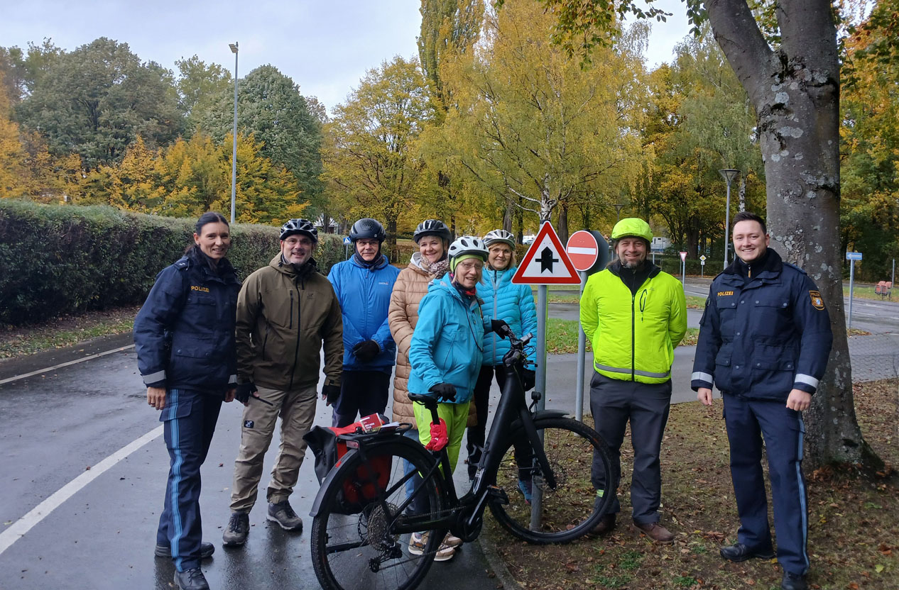 Mehrere Radfahrer stehen mit zwei Polizeibeamten am Straßenrand. | Foto: Stadt Bayreuth