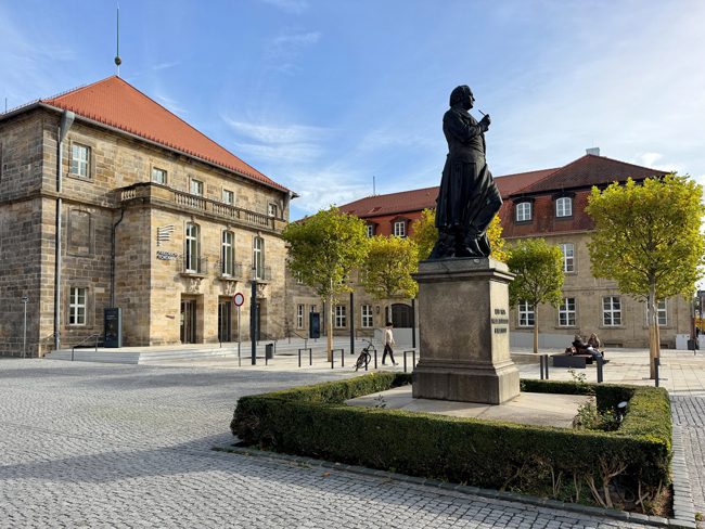 Der Jean-Paul-Platz in Bayreuth mit dem Friedrichsforum im Herbst. Foto: Stadt Bayreuth