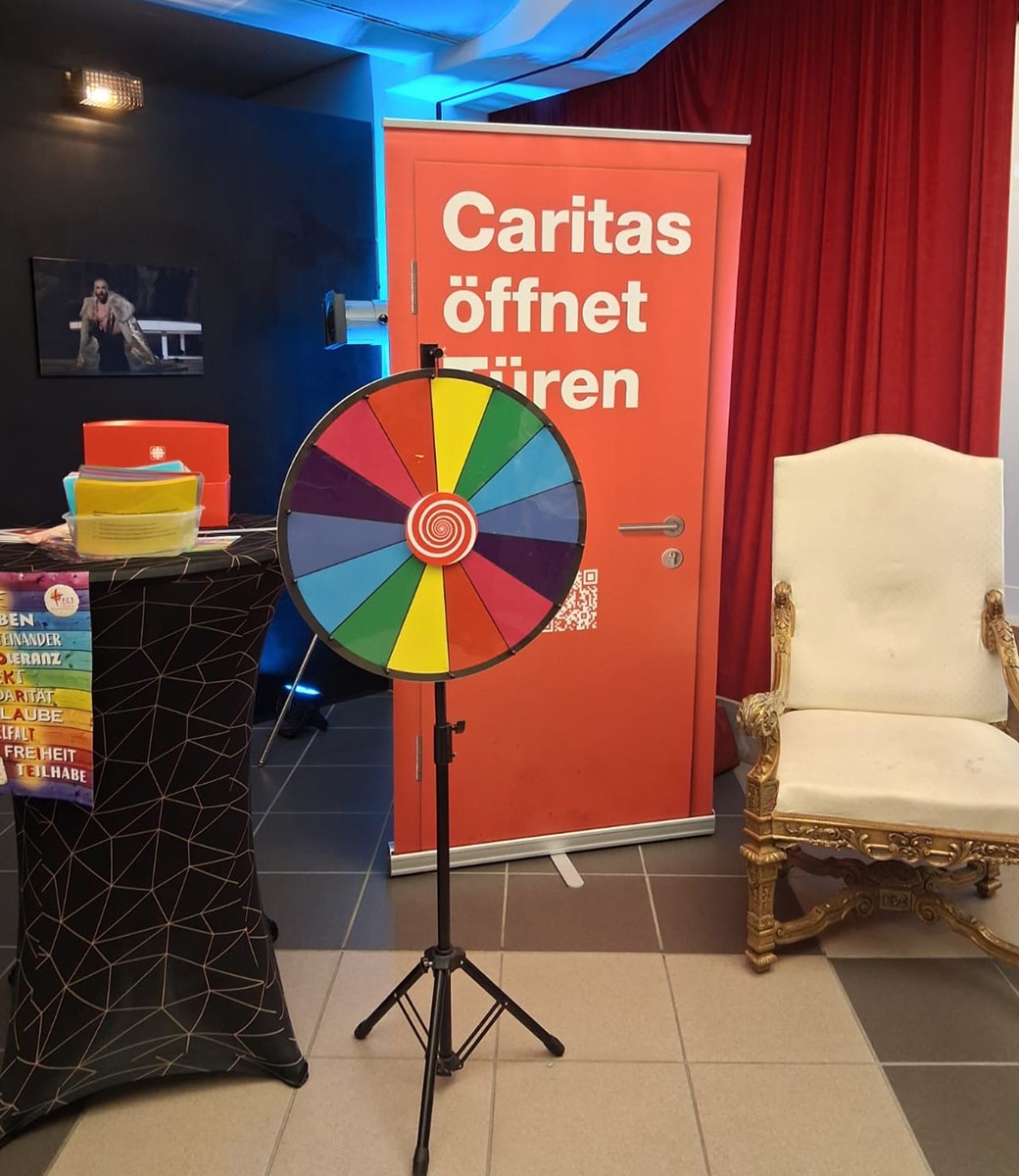 Der Stand der Caritas mit buntem Glücksrad