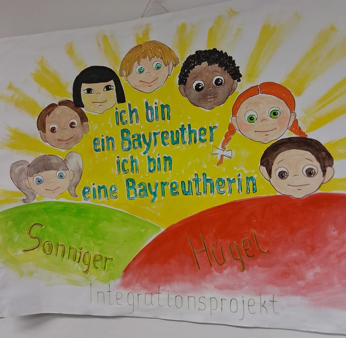 Ein Bild, das selbst gemalt wurde, und Kinderköpfe zeigt