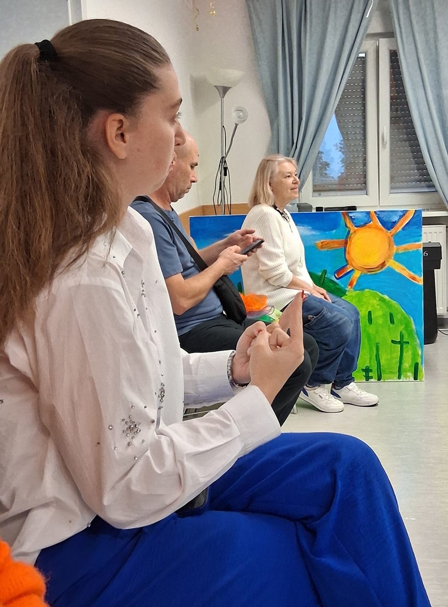 Menschen sitzen auf Stühlen