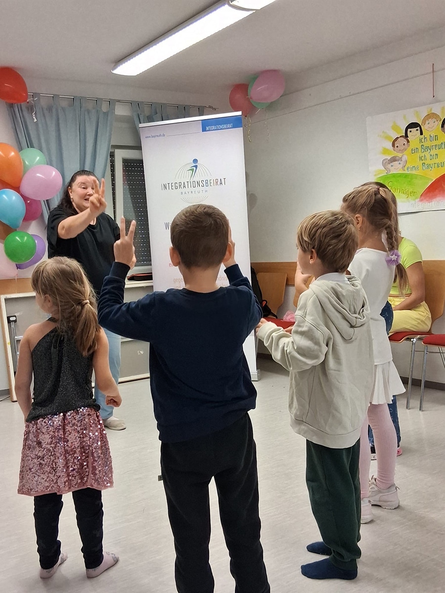 Kleine Kinder heben die Hände nach oben