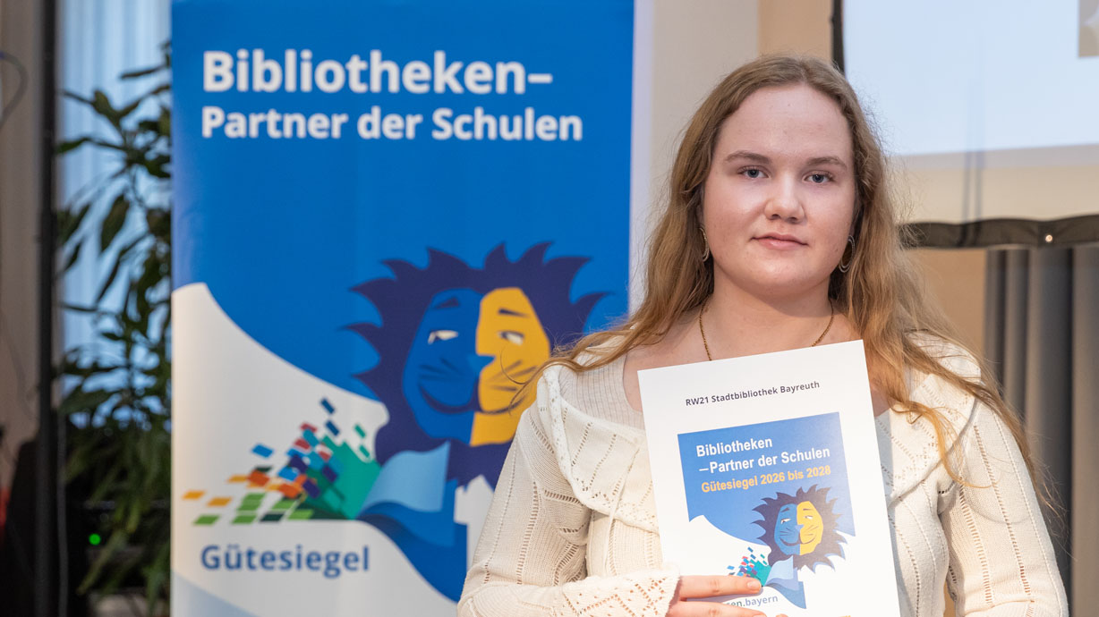 Kinderbibliotheksleiterin Alexandra Warzecha mit der Urkunde für die Stadtbibliothek Bayreuth. | ©Johannes Kiefer