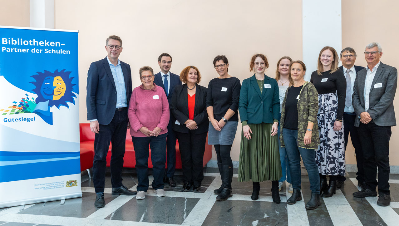 Mehrere Personen stehen mit Kunstminister Markus Blume auf einem Podium. | Foto: Johannes Kiefer