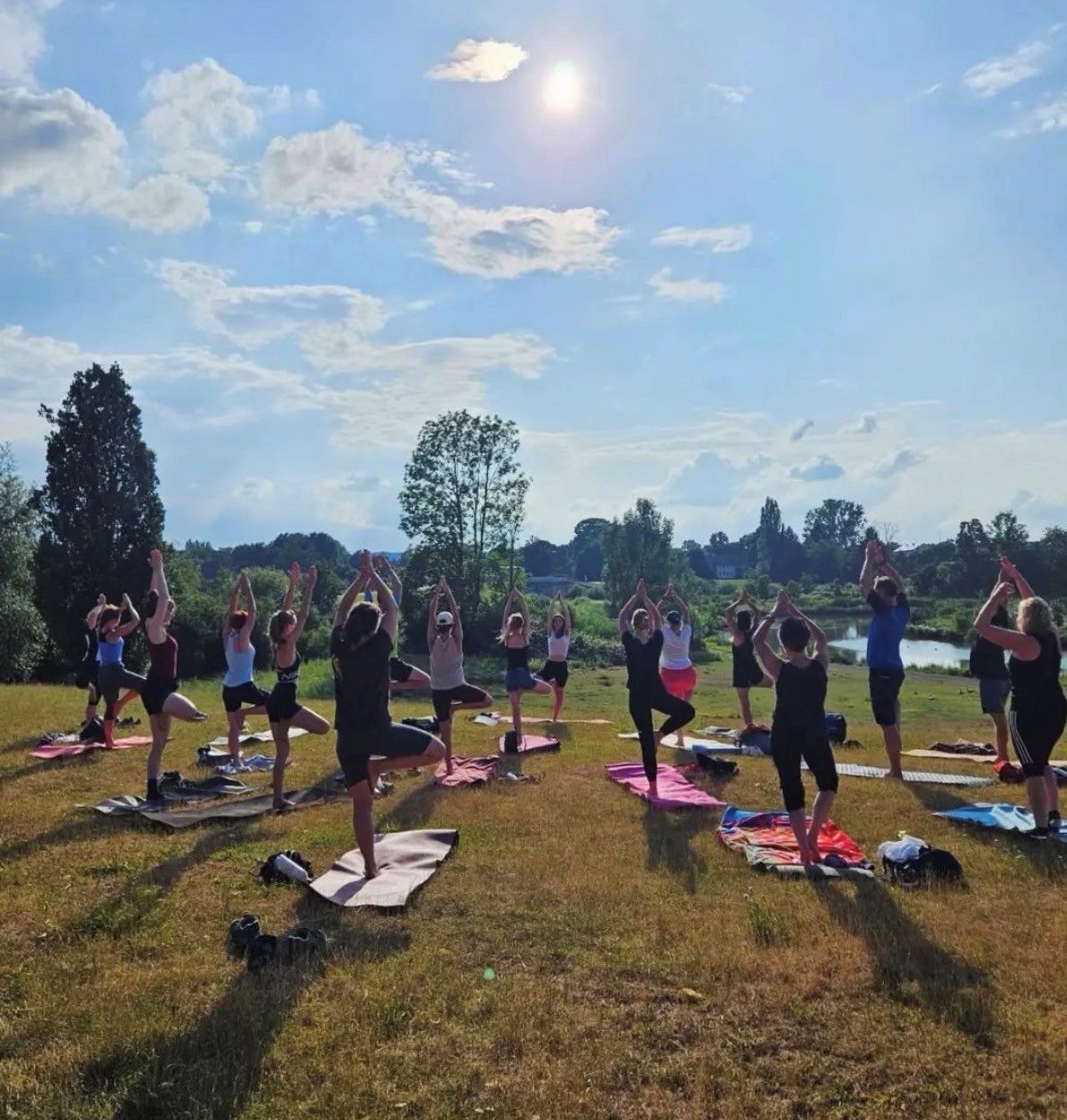 Feierabend-Yoga in der Bayreuther Wilhelminenaue mit Barbara Fachtan. Foto: Landratsamt Bayreuth